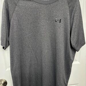 Men’s size large under armour loose heat gear gray t-shirt